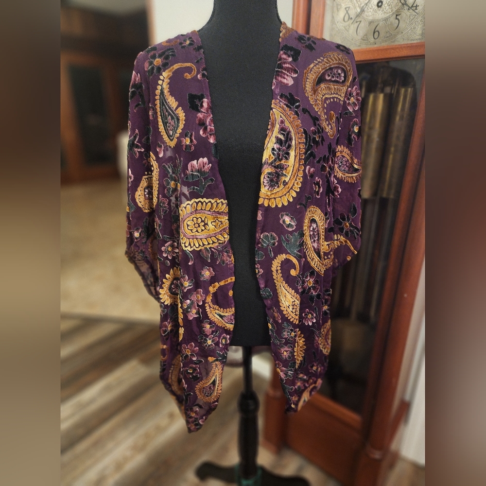 Gianni Bini kimono, eggplant color with pattern, size XS